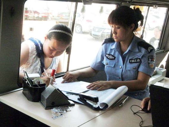 晋中市交警支队阳光流动车管所现场办理补证、换证业务。