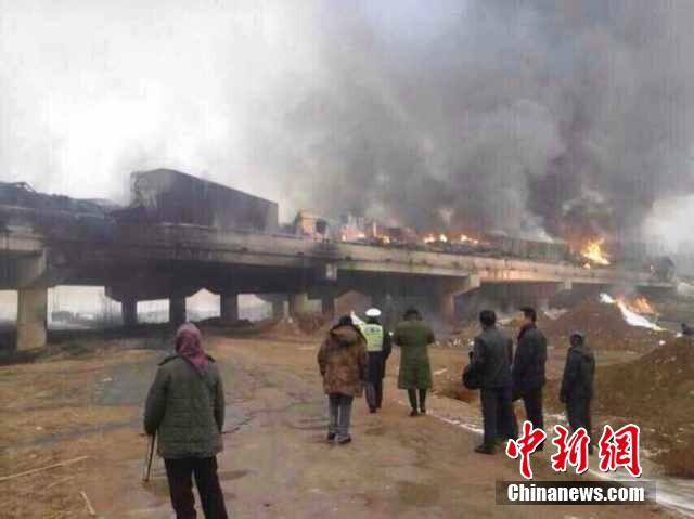 辽宁拉鞭炮车高速起火 引连环追尾多车被烧